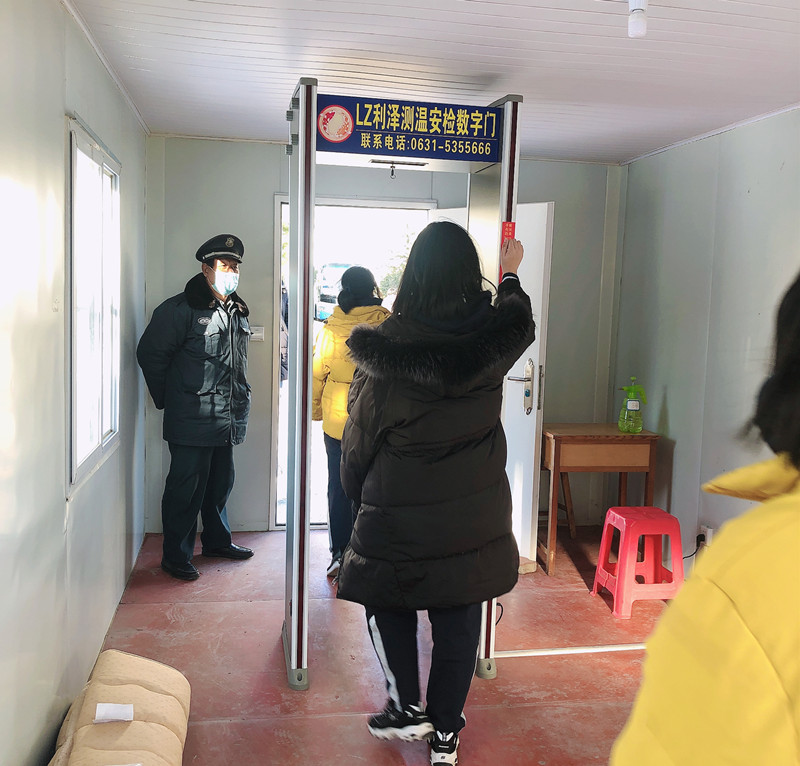 学生返校通过安检门.jpg