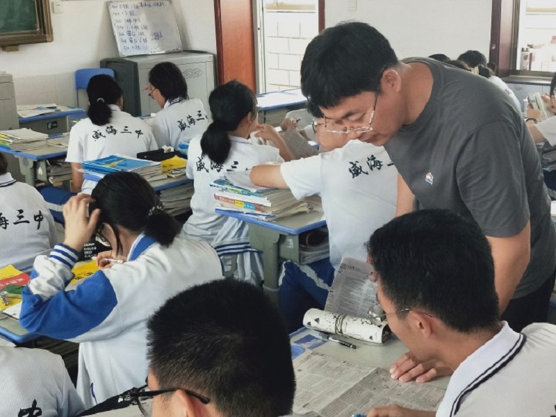 图片9—附身教育，扶起希望.jpg