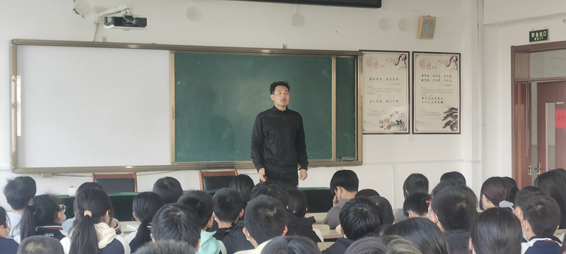 小飞主任发言照片.jpg