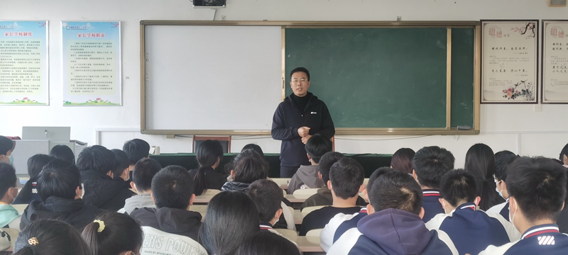 张校长发言照片.jpg