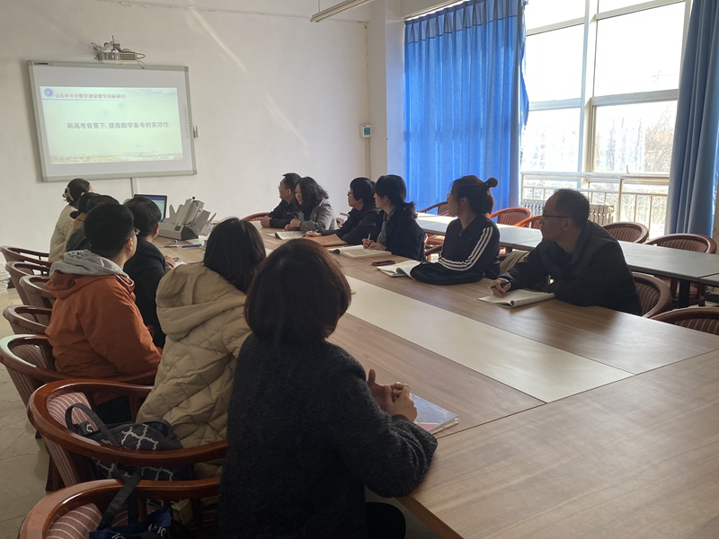 数学组老师研讨照片.JPG