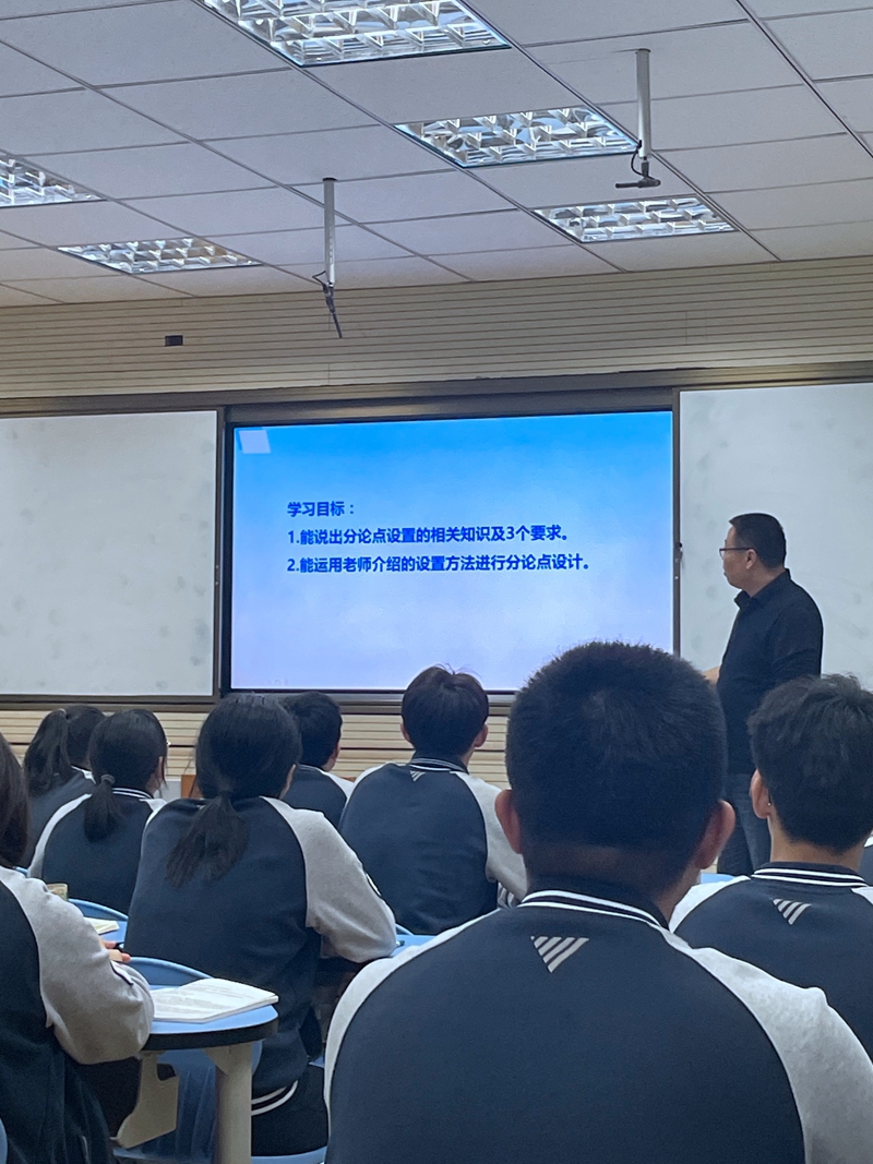 梁老师讲课照.jpg