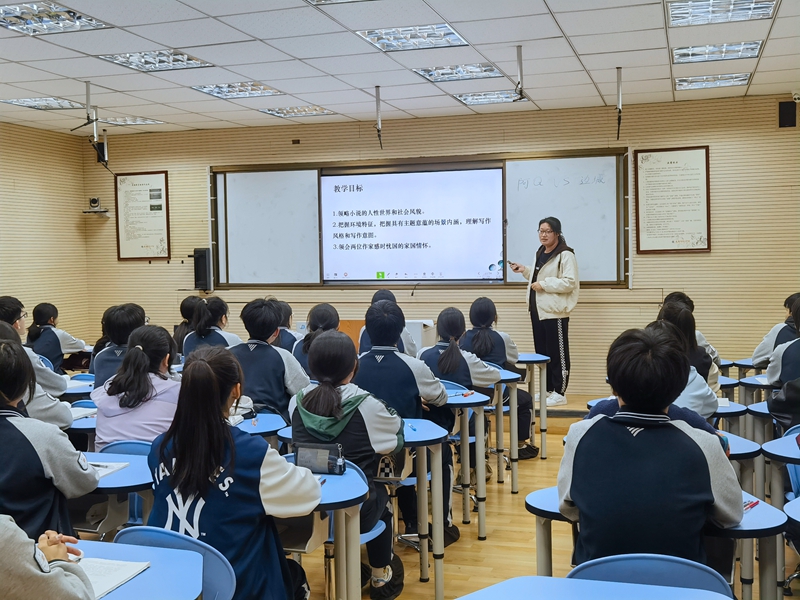 赵文君老师讲课照.jpg