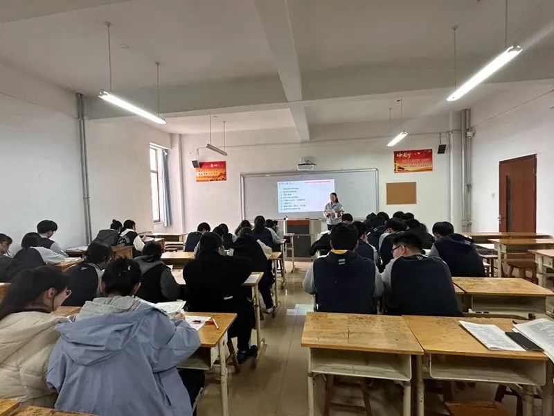 梁立娜讲课照.jpg