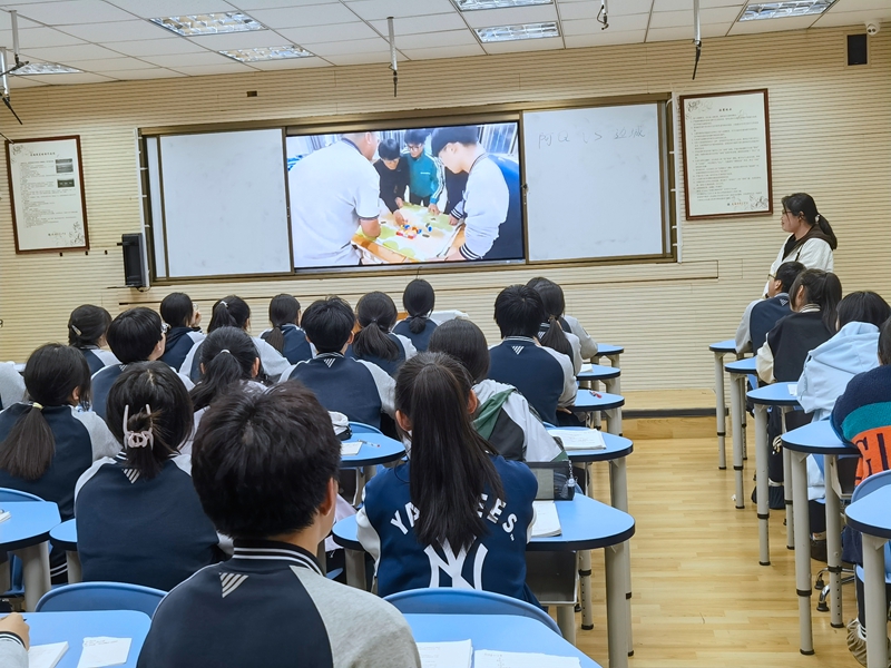 学生讨论照 (3).jpg