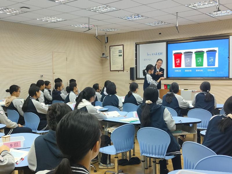 教师讲课照 (2).jpg