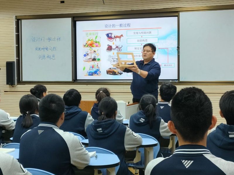 教师讲课照 (3).jpg