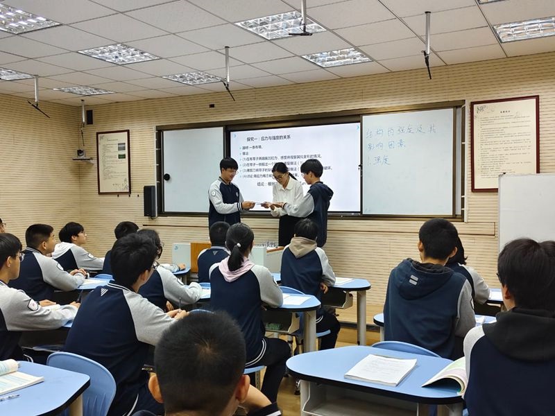 教师讲课照 (4).jpg
