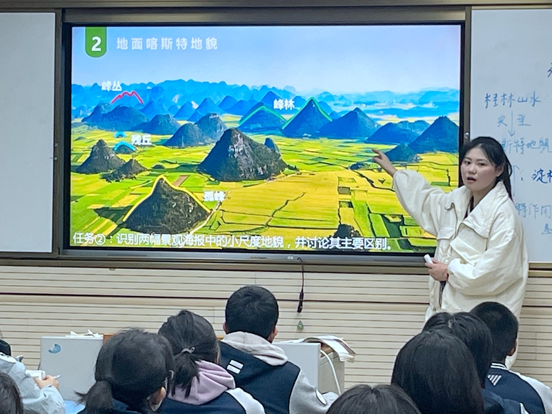 穆迪老师讲课照.jpg