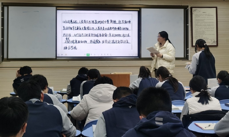 赵文君老师讲课照.jpg