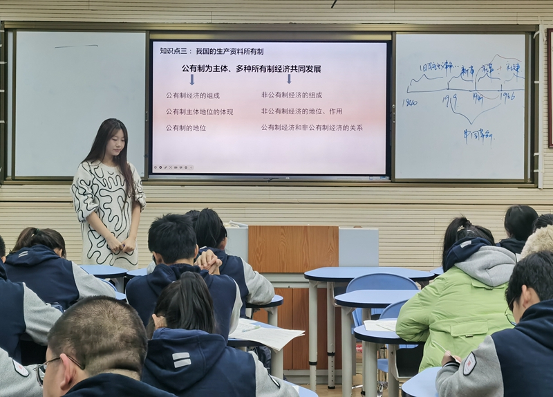 王新宇老师讲课照.jpg