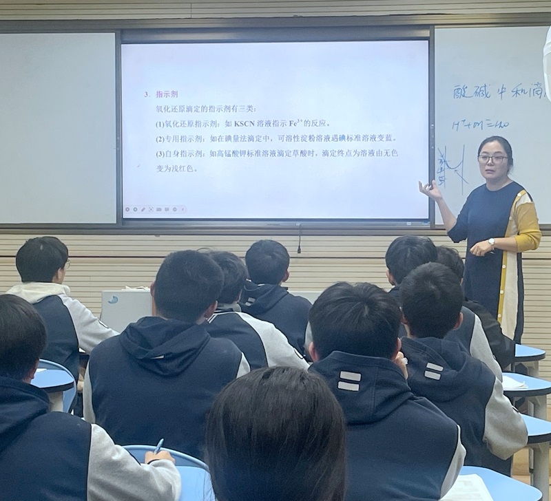 李娜老师讲课照.jpg