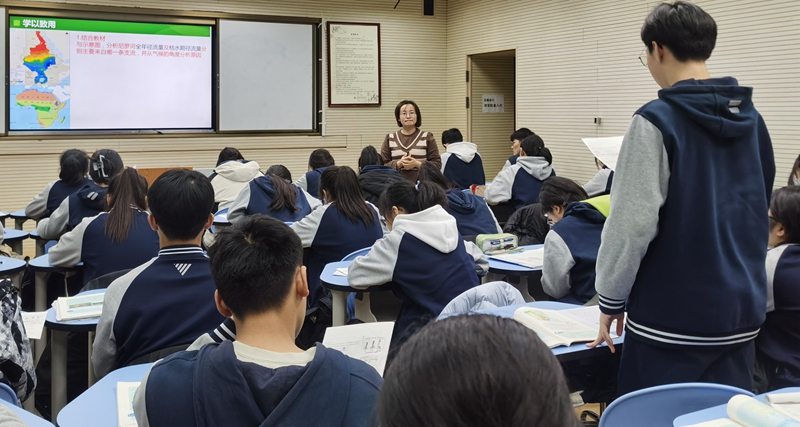 张红梅老师讲课照.jpg