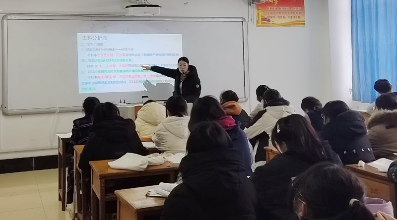 梁立娜老师讲课照.jpg