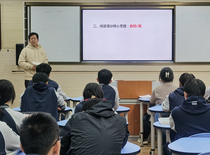 沈春雷老师讲课照.jpg