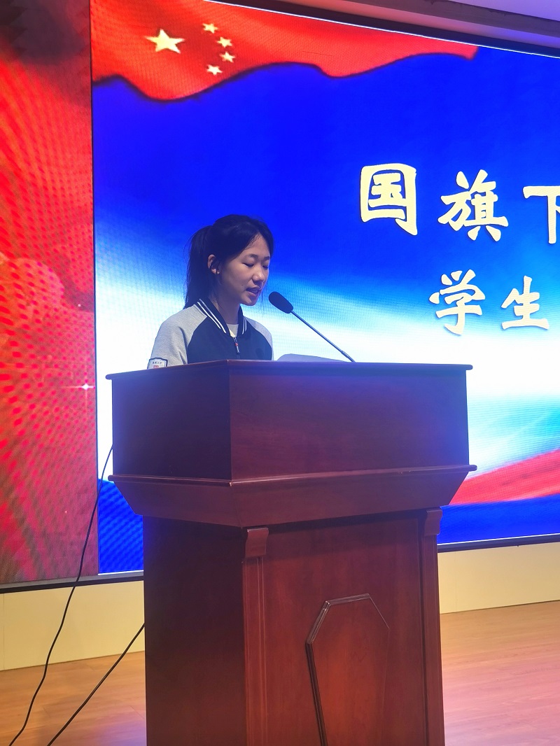 4国旗下讲话学生.jpg
